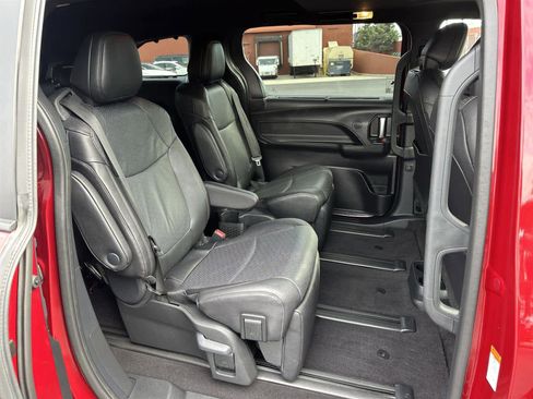 Used 2025 Toyota Sienna Limited image 13