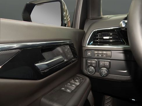 Used 2025 Chevrolet Suburban RST w/ Comfort Package AWD/4WD image 18