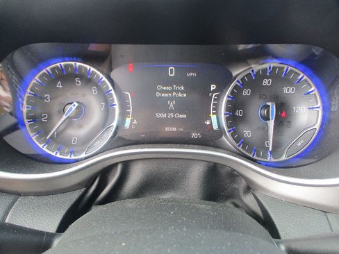 Used 2023 Chrysler Pacifica Touring-L FWD image 13