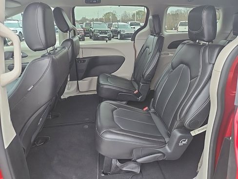 Used 2024 Chrysler Pacifica Touring-L image 23