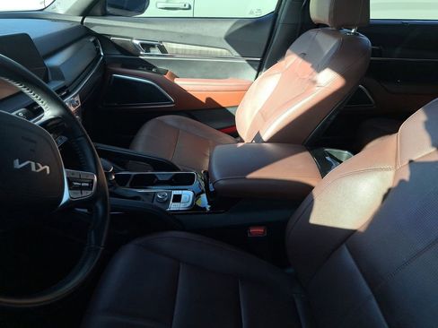 Used 2024 Kia Telluride EX w/ EX Captain's Chair Package image 4