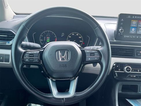Used 2025 Honda Pilot Touring image 11