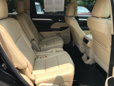 Used 2017 Toyota Highlander XLE AWD/4WD image 32