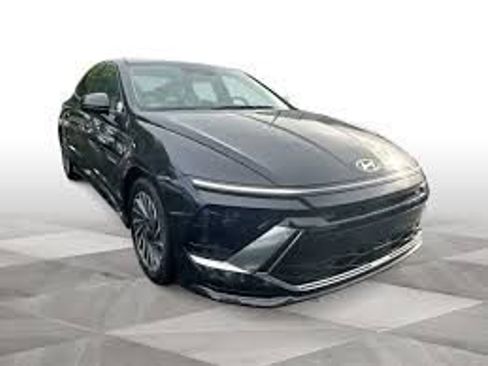 Used 2025 Hyundai Sonata SEL FWD image 2