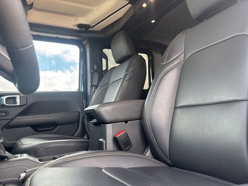 Used 2025 Jeep Gladiator Sport image 38