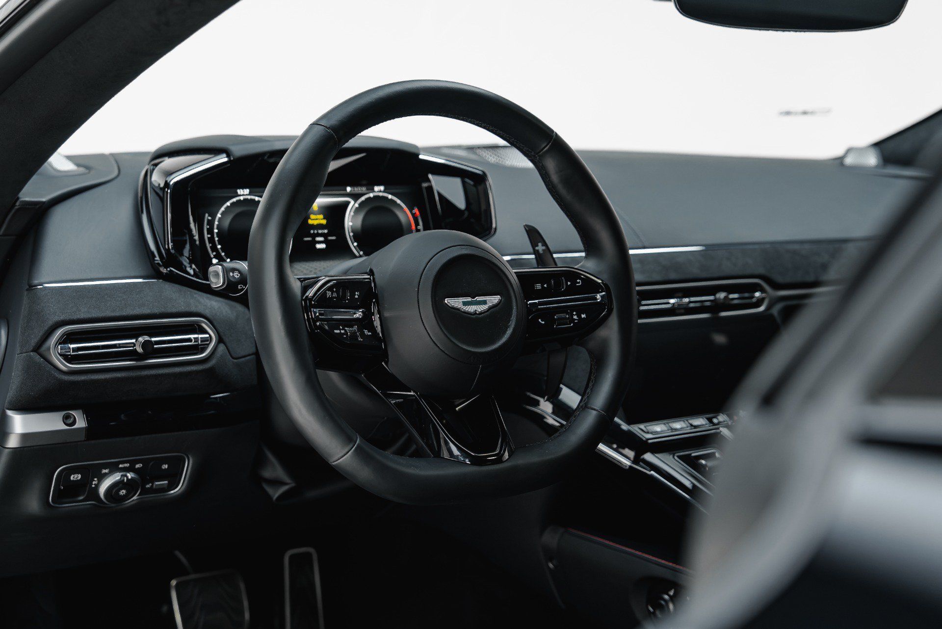 Used 2025 Aston Martin V8 Vantage Coupe RWD image 37