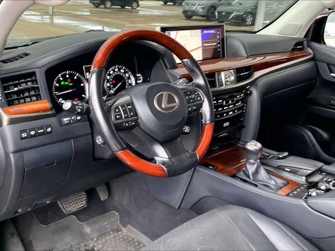 Used 2020 Lexus LX 570 4WD w/ 3rd Row & Luxury Pkg image 16