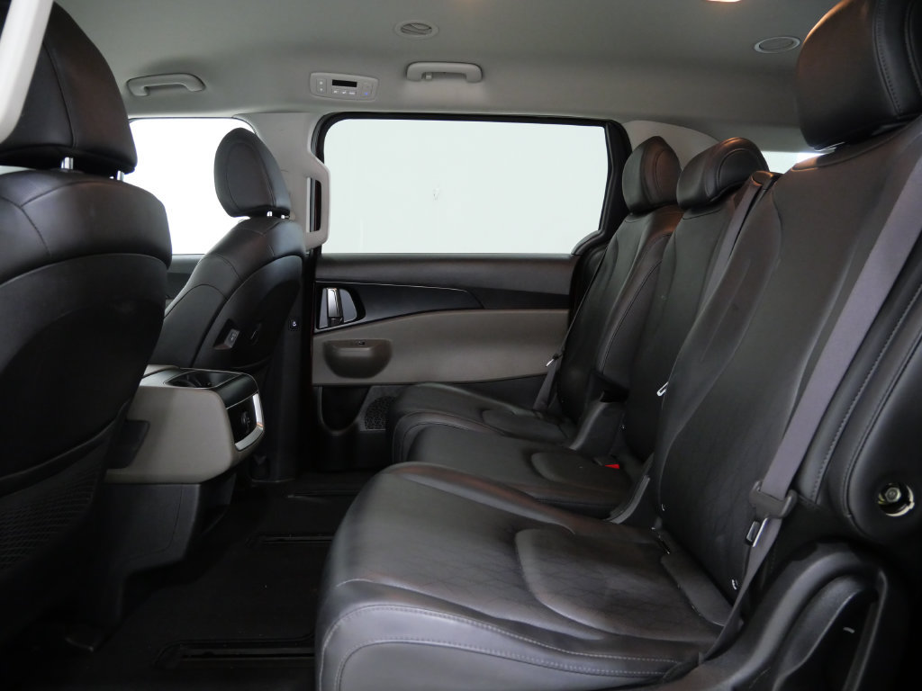 Used 2025 Kia Carnival FWD image 23
