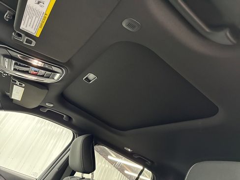 Used 2025 Jeep Grand Cherokee Laredo X image 15