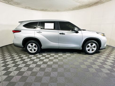 Used 2023 Toyota Highlander LE FWD image 2