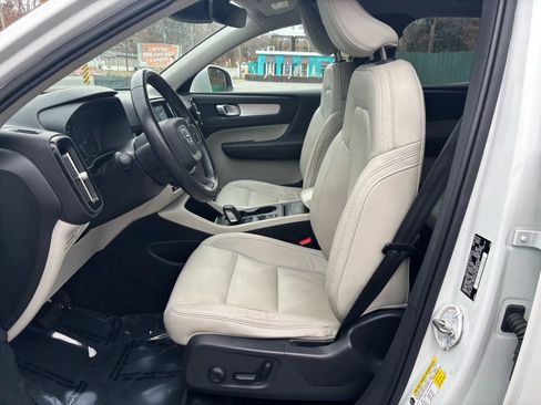 Used 2019 Volvo XC40 T5 Momentum image 23