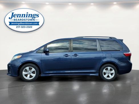 Used 2018 Toyota Sienna LE FWD image 2