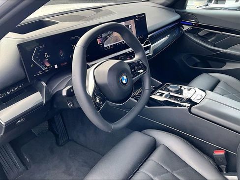 Used 2025 BMW 530i w/ Premium Package RWD image 17