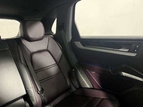 Certified 2025 Porsche Cayenne E-Hybrid AWD/4WD image 17