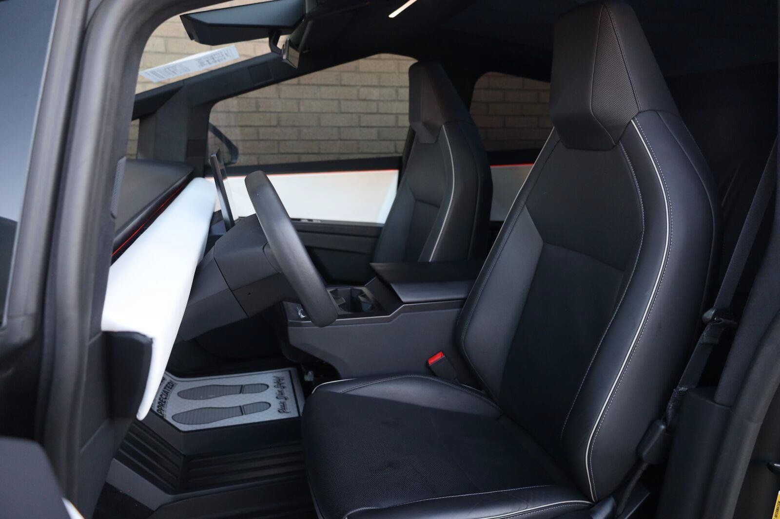 Used 2024 Tesla Cybertruck AWD Crew Cab image 19