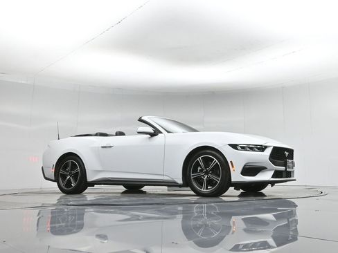 Used 2024 Ford Mustang Convertible image 4