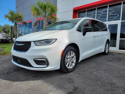 Used 2024 Chrysler Pacifica Touring-L