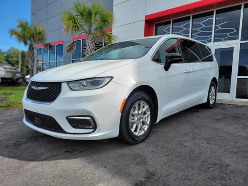 Used 2024 Chrysler Pacifica Touring-L FWD image 1