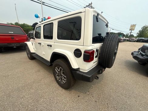 New 2026 Jeep Wrangler Unlimited Sahara AWD/4WD image 3