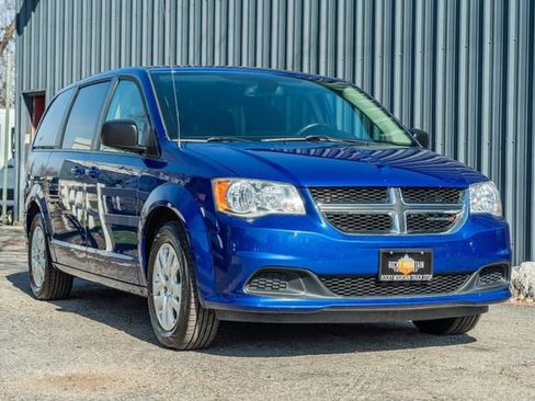 Used 2018 Dodge Grand Caravan SE w/ UConnect Hands-Free Group image 8