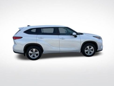 Used 2023 Toyota Highlander LE image 3