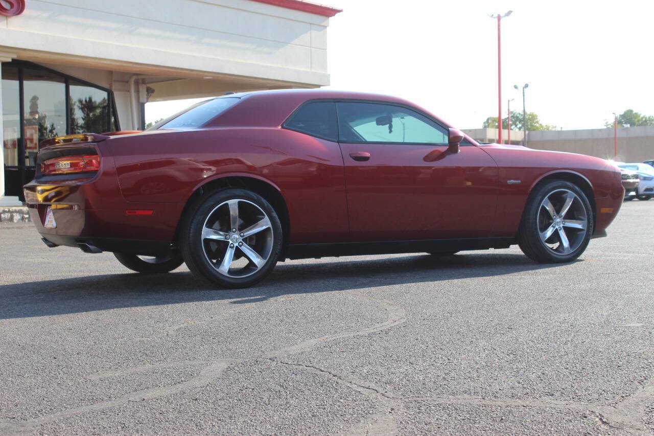 Used 2014 Dodge Challenger SXT RWD image 2