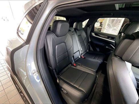 Used 2025 Porsche Cayenne AWD/4WD image 15