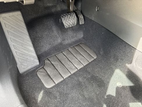 Used 2025 Volkswagen Tiguan SE image 8