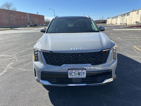 Certified 2024 Kia Sorento EX w/ Panoramic Sunroof Package image 4