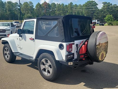 Used 2018 Jeep Wrangler Sahara w/ Connectivity Group AWD/4WD image 13