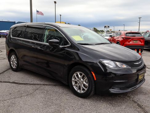 Used 2023 Chrysler Voyager LX FWD image 3
