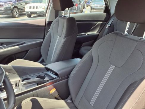 Used 2025 Hyundai Elantra SE image 25