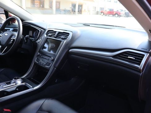 Used 2017 Ford Fusion SE w/ Equipment Group 201A image 17