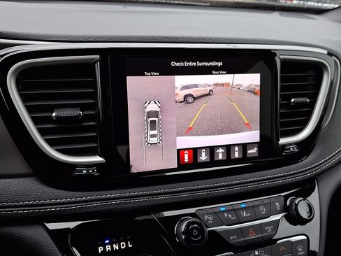 Used 2025 Chrysler Pacifica Select image 18