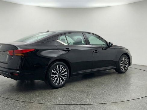 Used 2025 Nissan Altima 2.5 SV FWD image 9