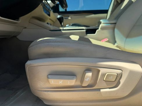 Used 2013 Lexus ES 300h w/ Luxury Pkg FWD image 22