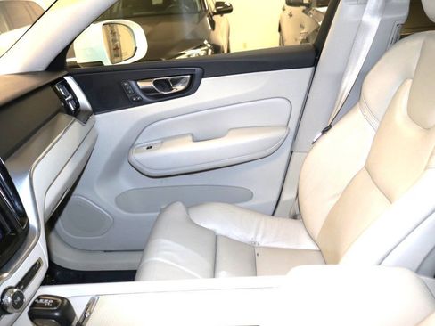 Used 2019 Volvo XC60 T5 Momentum w/ Premium Package image 74