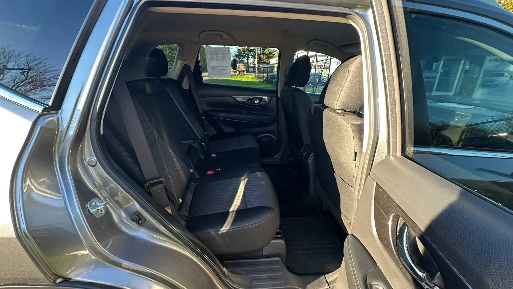 Used 2017 Nissan Rogue SV AWD/4WD image 31
