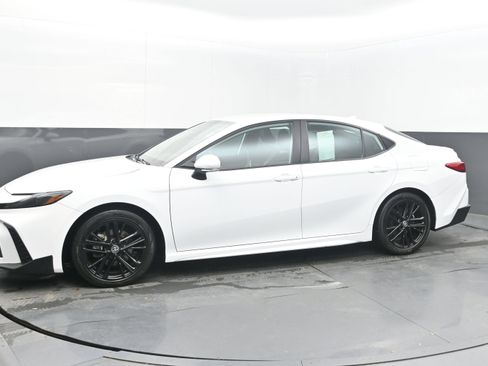 Used 2025 Toyota Camry SE FWD image 4