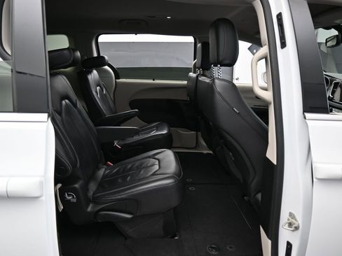 Used 2022 Chrysler Pacifica Touring-L FWD image 35