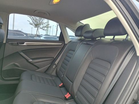 Used 2018 Volkswagen Passat 2.0T SEL Premium image 17