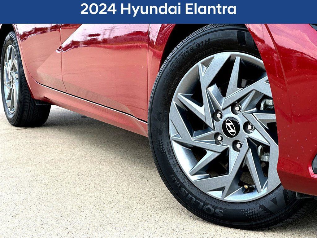 Used 2024 Hyundai Elantra SEL FWD image 2