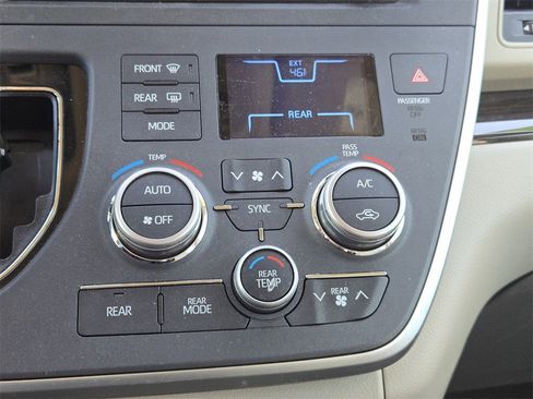 Used 2020 Toyota Sienna XLE image 20