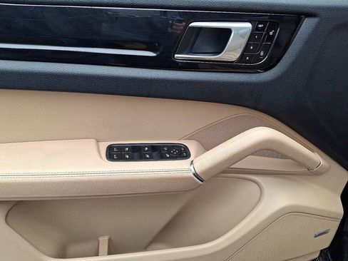 Used 2019 Porsche Cayenne image 16