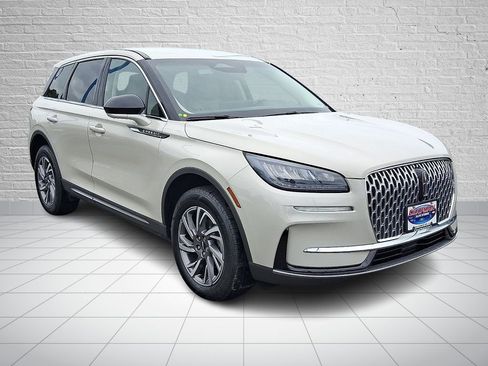 Used 2023 Lincoln Corsair AWD image 3