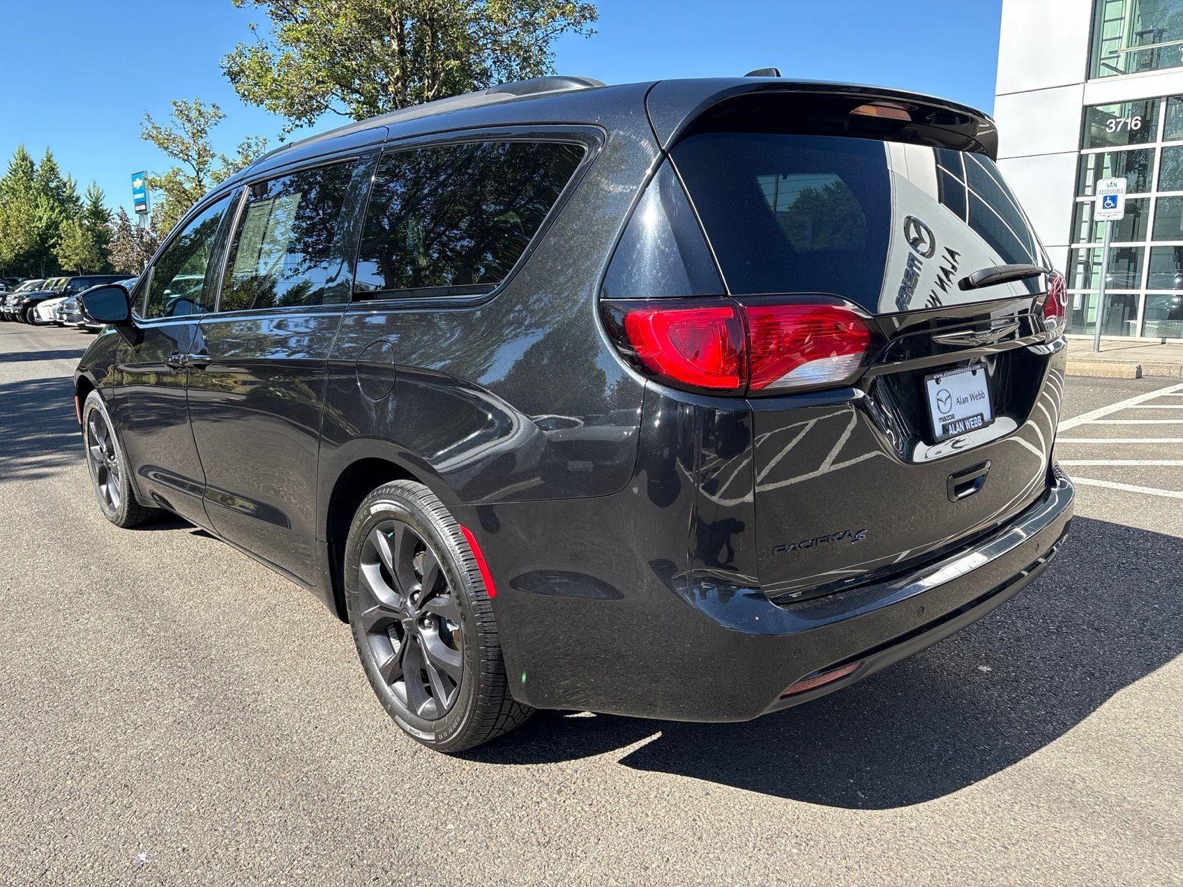 Used 2018 Chrysler Pacifica Touring-L w/ Premium Audio Group FWD image 2