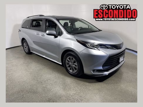 Certified 2023 Toyota Sienna XLE image 1