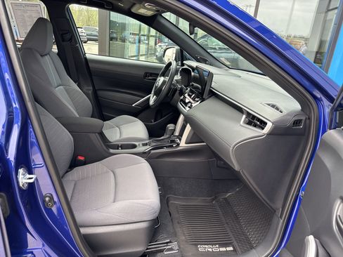 Used 2025 Toyota Corolla Cross AWD Hybrid w/ Moonroof Package image 17