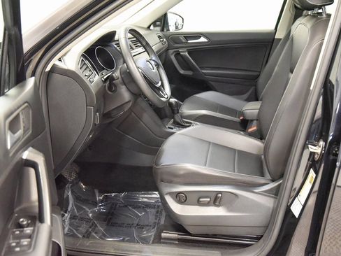 Used 2021 Volkswagen Tiguan SE w/ Panoramic Sunroof Package image 4
