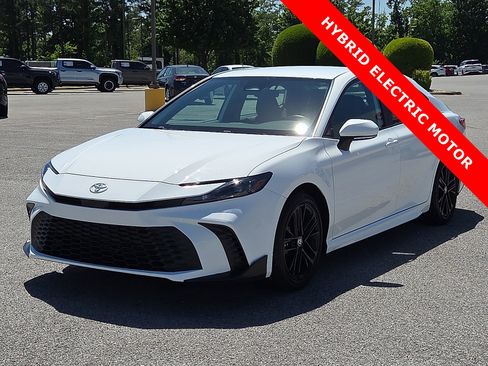 Used 2025 Toyota Camry SE FWD image 2